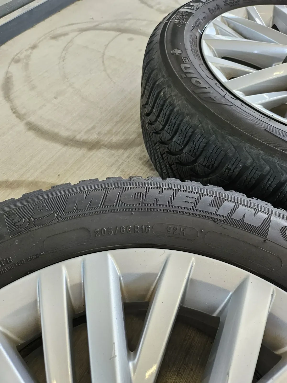 Гуми с джанти Michelin 205/60R16, снимка 4 - Гуми и джанти - 54622554