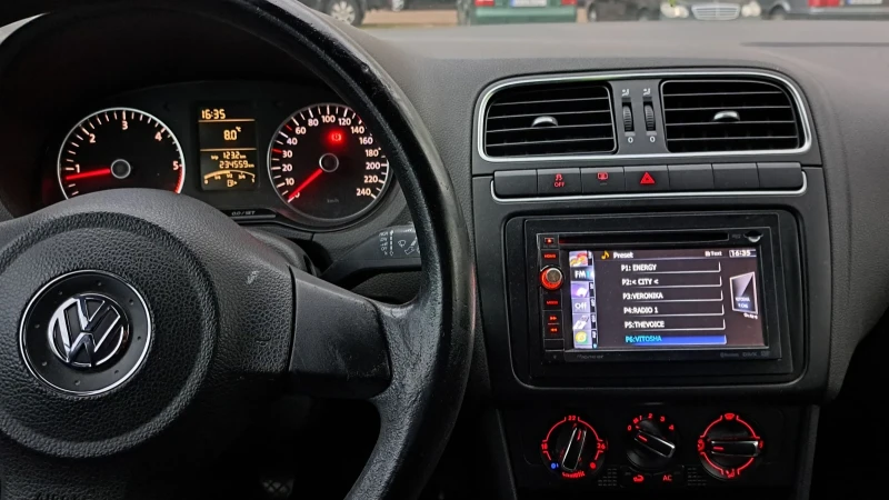 VW Polo 1.6 TDI 90кс.EURO 5, снимка 13 - Автомобили и джипове - 47721394