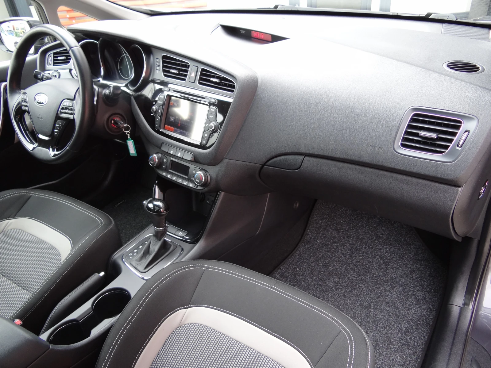 Kia Ceed 1.6crdi-128k.c./Auto/Navi/Panorama/Camera/Koja/Led - изображение 10