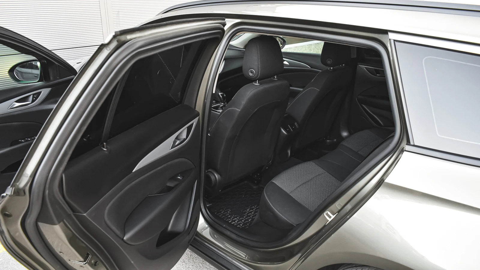 Opel Insignia Sports Tourer 1.6 CDTi Enjoy, снимка 9 - Автомобили и джипове - 53800268