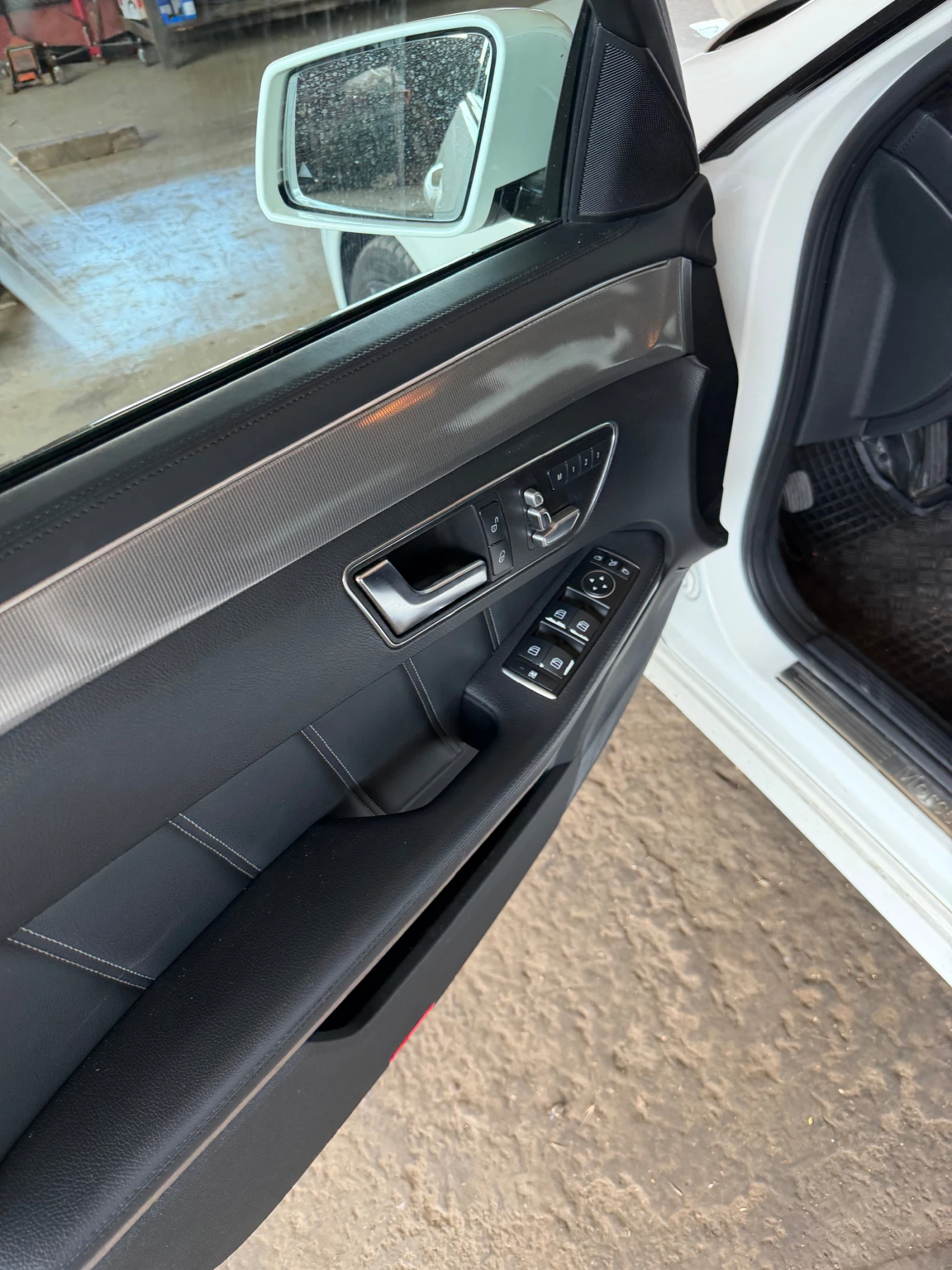Mercedes-Benz E 350 4Matic, снимка 13 - Автомобили и джипове - 55305709