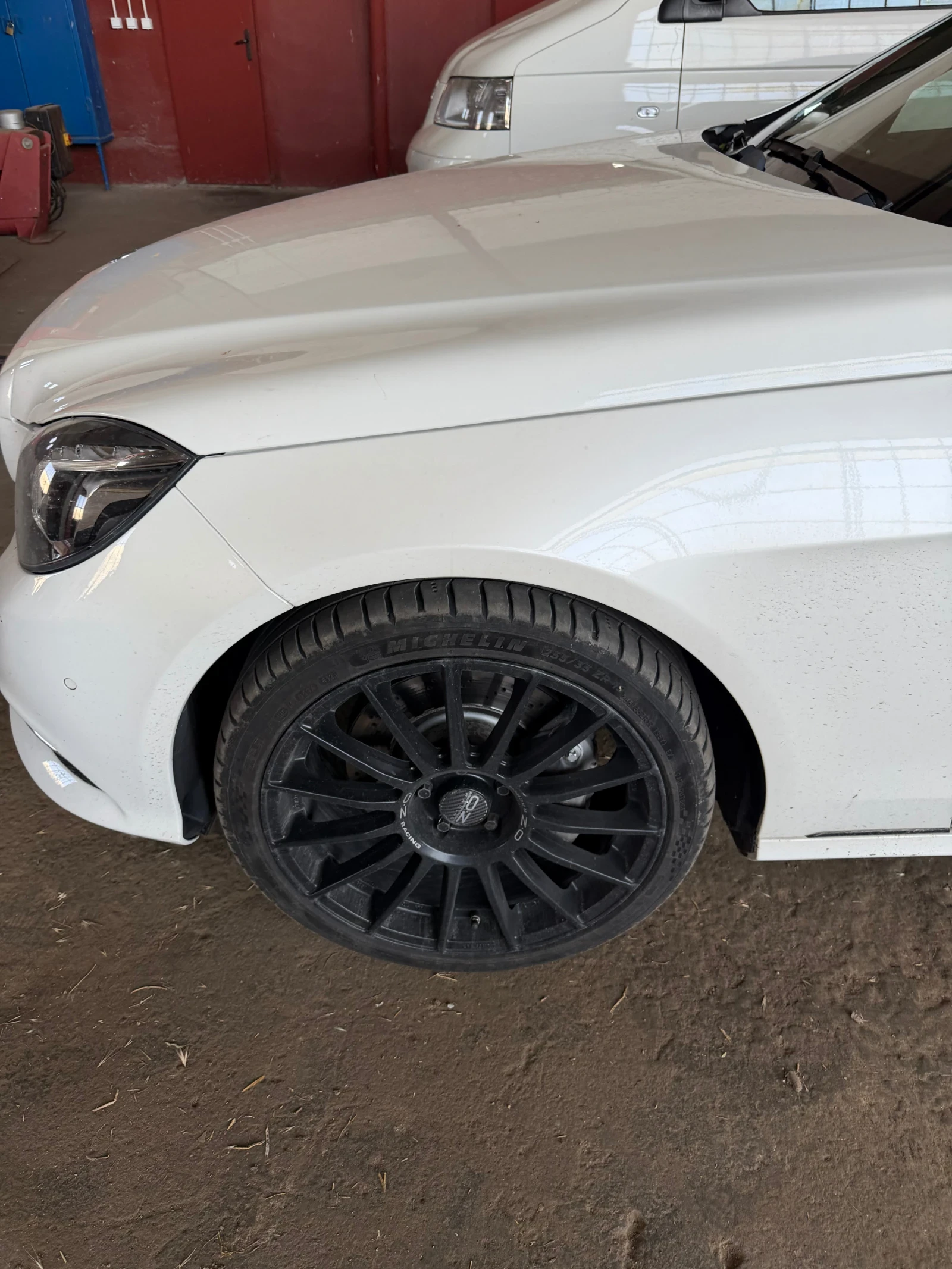Mercedes-Benz E 350 4Matic, снимка 4 - Автомобили и джипове - 55305709