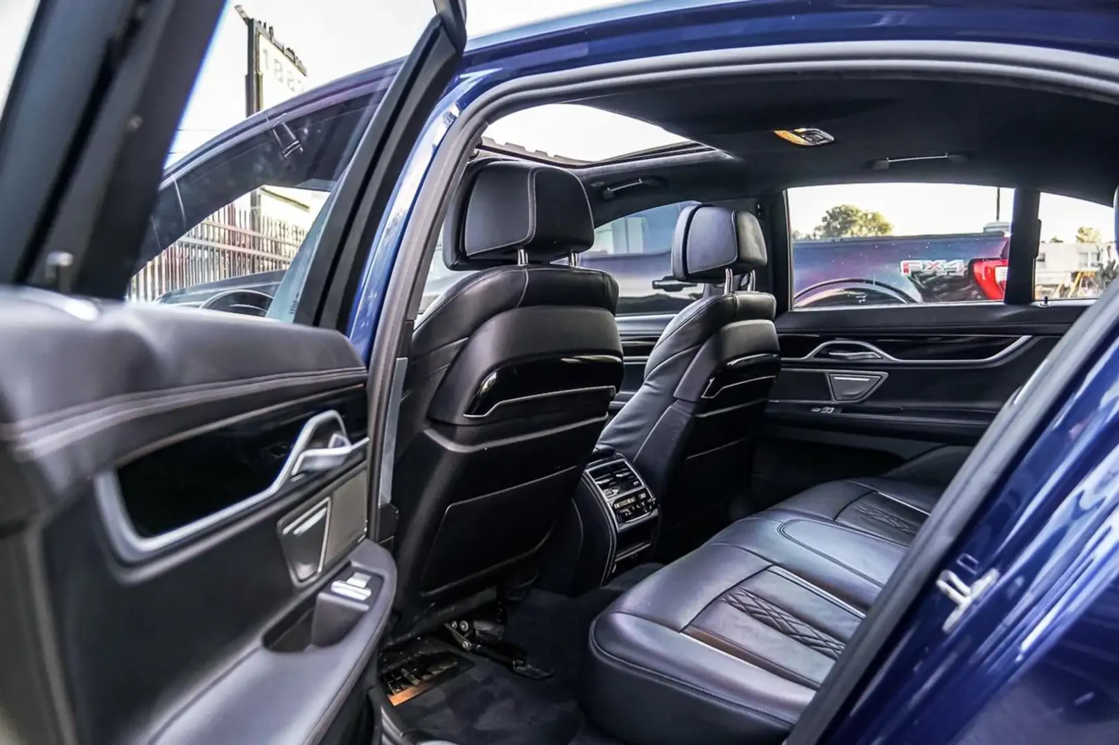 BMW 750 XDRIVE M SPORT+ HEAD UP 360CAM FULL, снимка 15 - Автомобили и джипове - 55640069