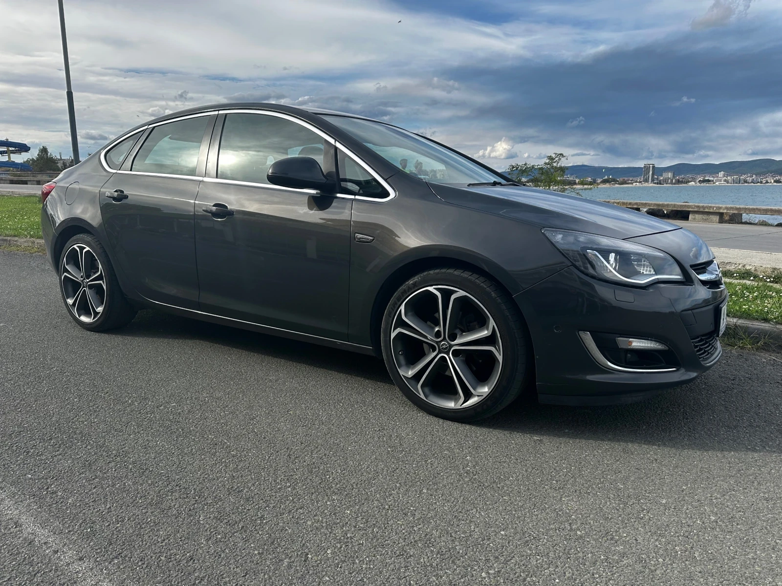Opel Astra J, снимка 3 - Автомобили и джипове - 56231749