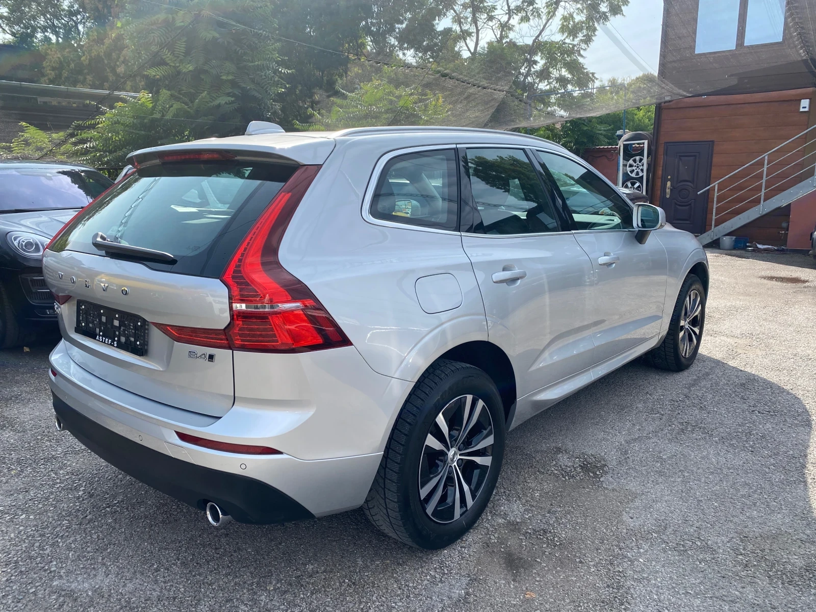 Volvo XC60 2.0 D B4 Mild Hybrid AWD  - изображение 5