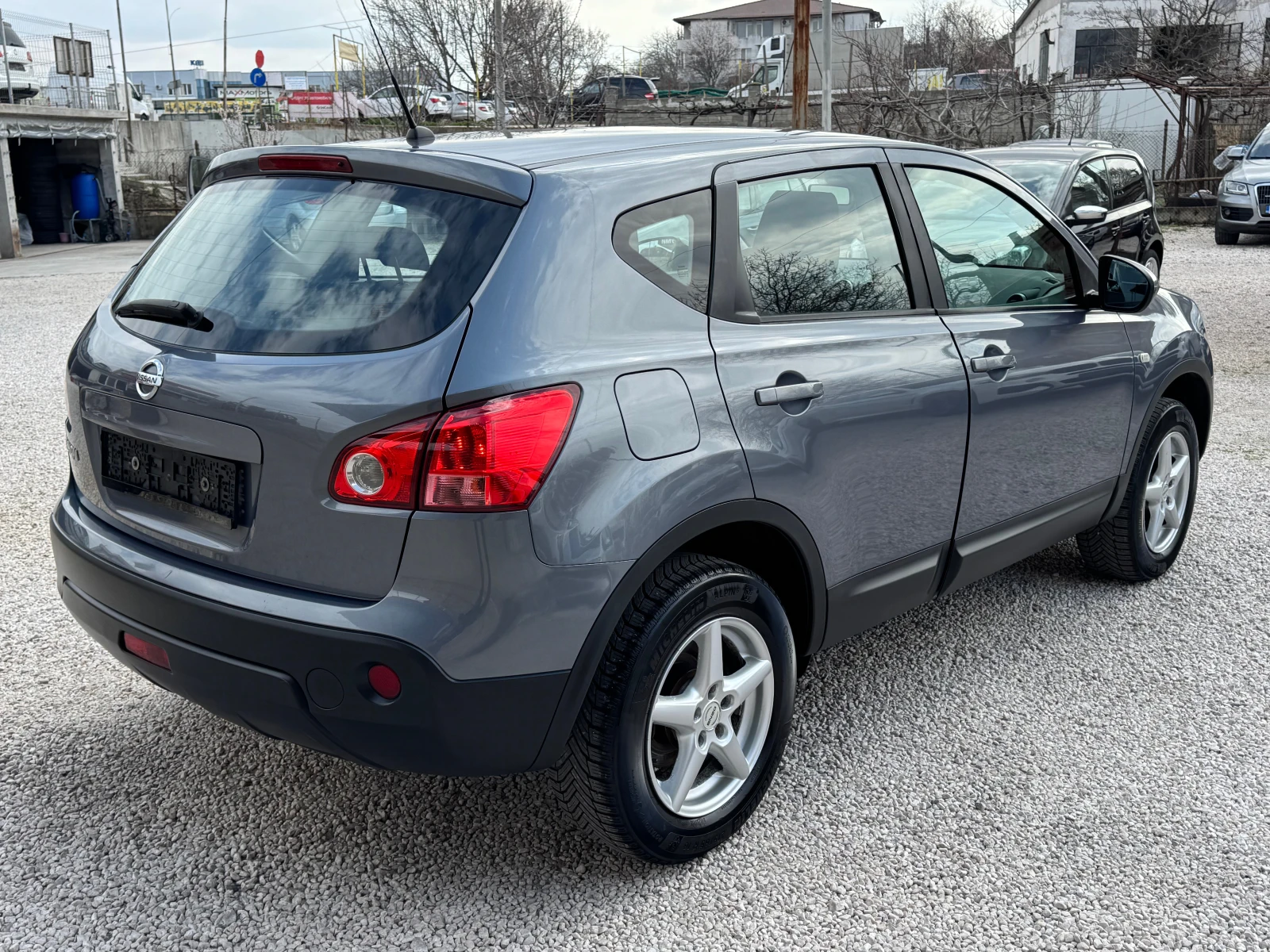 Nissan Qashqai 2.0i-4x4, снимка 4 - Автомобили и джипове - 53878065