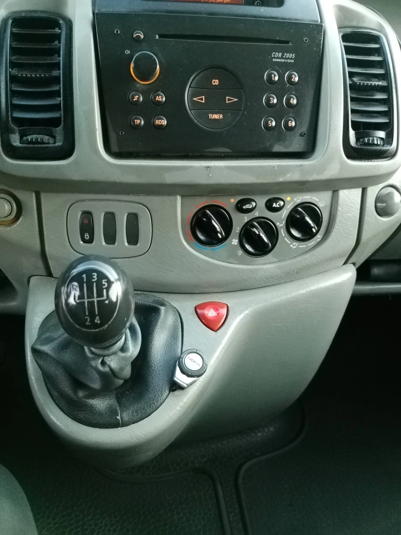 Renault Trafic 1.9dCI 6-местен Клима, снимка 14 - Бусове и автобуси - 55873030