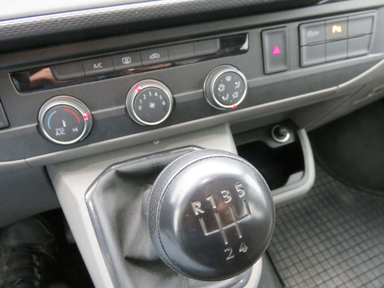 VW Transporter Kombi 2.0TDI - изображение 9