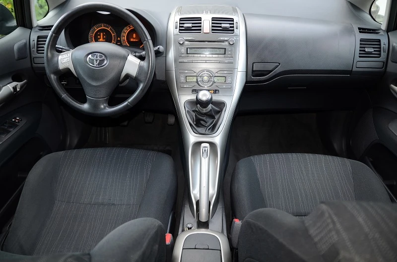 Toyota Auris ПРОДАДЕНА , снимка 8 - Автомобили и джипове - 41676579