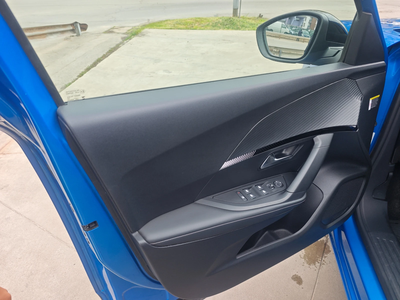 Peugeot 2008 ALLURE 1.2 ГАРАНЦИЯ до 10.2028, снимка 11 - Автомобили и джипове - 54382158