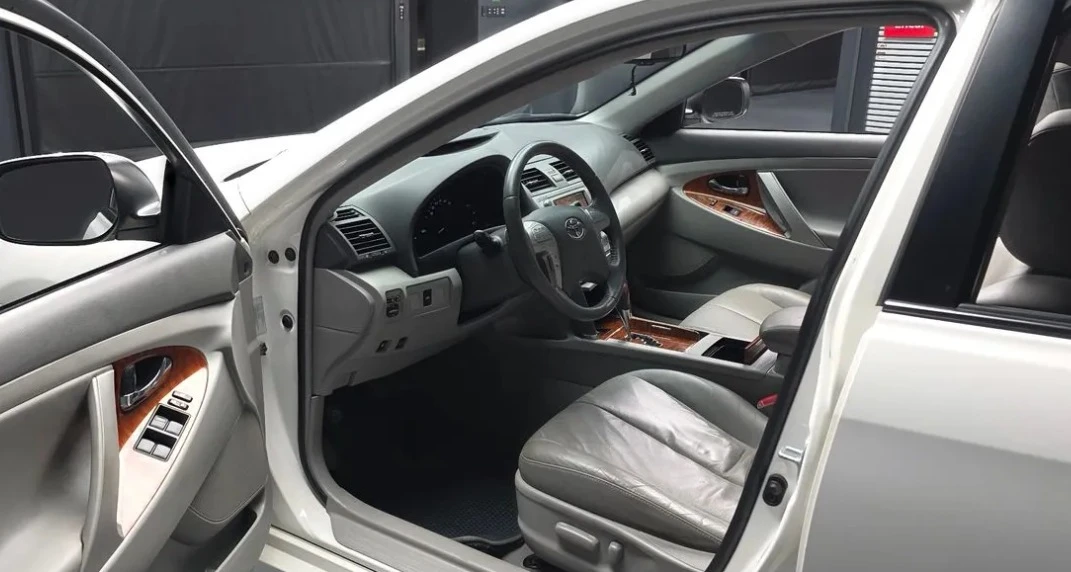 Toyota Camry 2.4 Хибрид, снимка 8 - Автомобили и джипове - 54996415