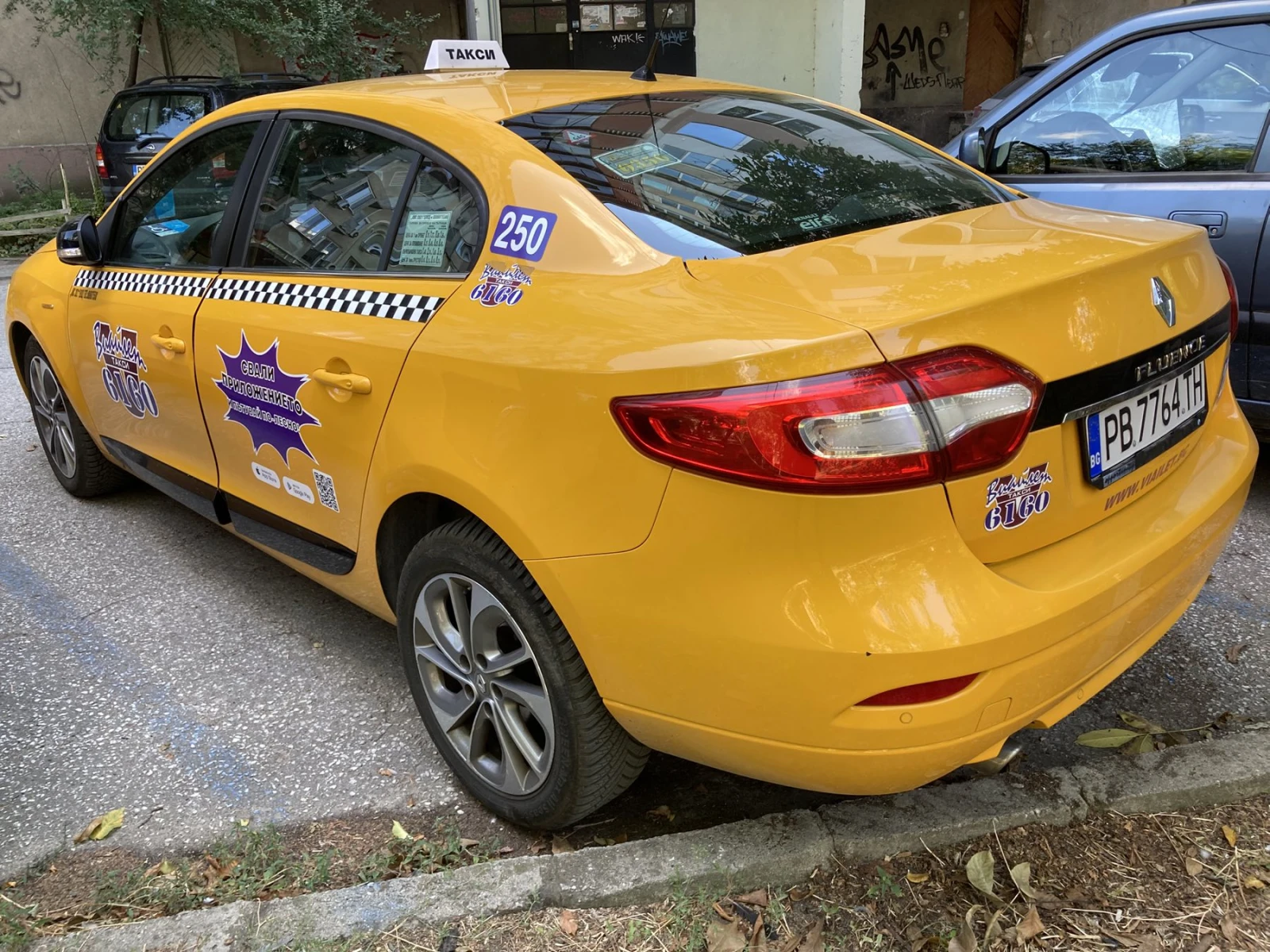 Renault Fluence 1.6 Такси, снимка 3 - Автомобили и джипове - 56103036