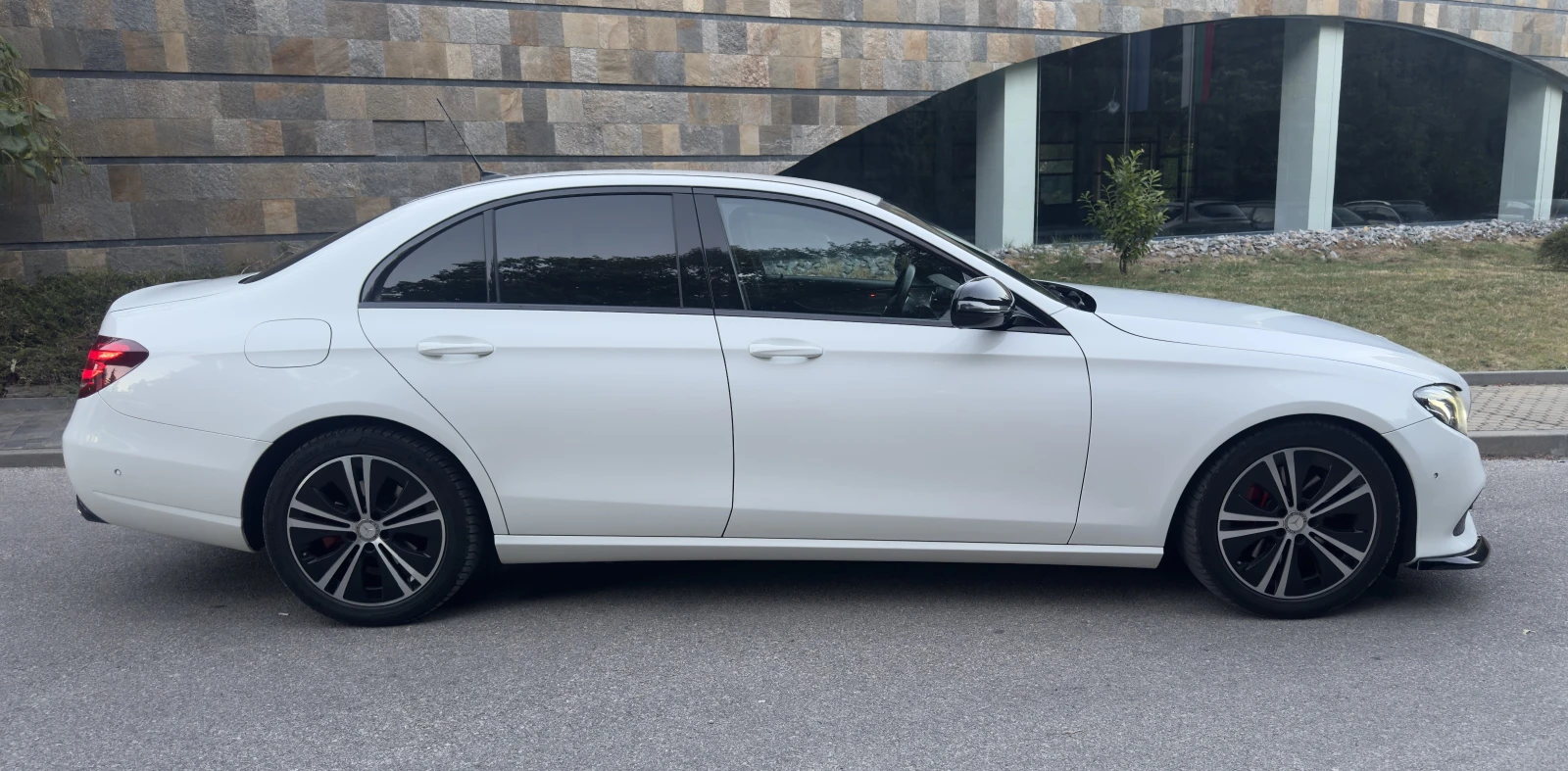 Mercedes-Benz E 200 Widescreen* 9G* LED* TOP* БАРТЕР* ЛИЗИНГ, снимка 3 - Автомобили и джипове - 56138206