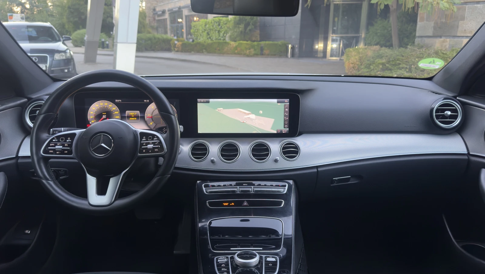 Mercedes-Benz E 200 Widescreen* 9G* LED* TOP* БАРТЕР* ЛИЗИНГ, снимка 11 - Автомобили и джипове - 56138206