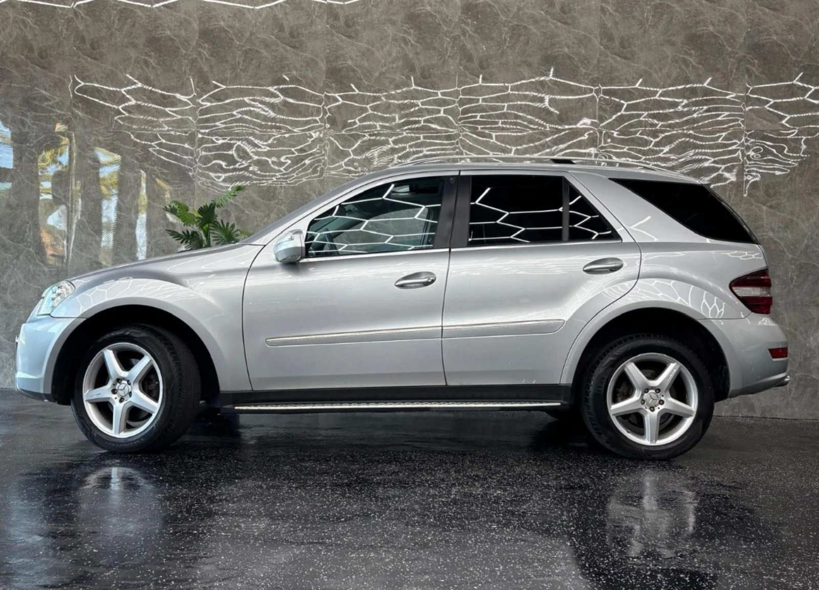 Mercedes-Benz ML 500 С-Историята AMG-Line LPG - изображение 4