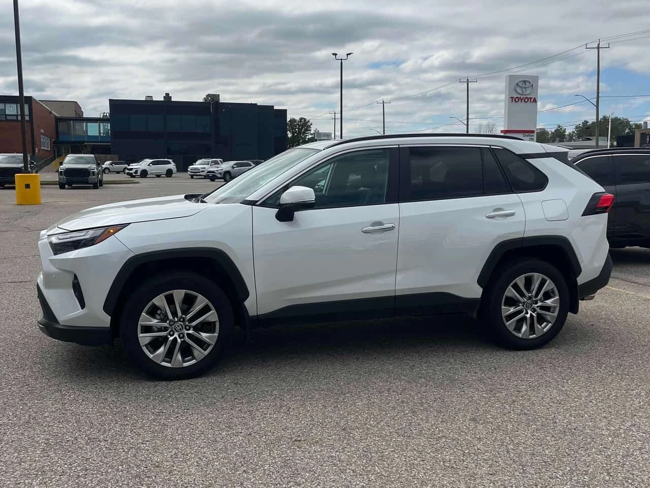 Toyota Rav4 Limited | CARFAX | OT ПРЕДСТАВИТЕЛСТВО НА TOYOTA, снимка 3 - Автомобили и джипове - 56191929