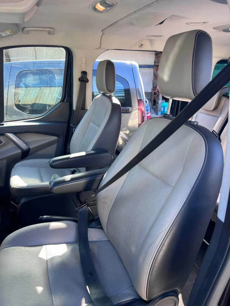 Ford Tourneo Custom 2.2 TDCi , снимка 9 - Бусове и автобуси - 52265258