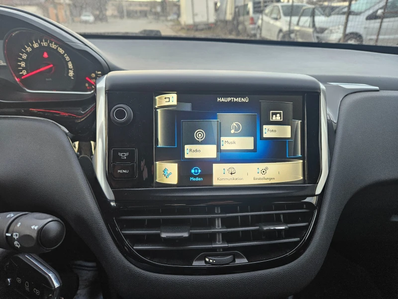 Peugeot 208 1.2i бензин , снимка 11 - Автомобили и джипове - 53469544
