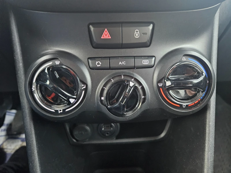Peugeot 208 1.2i бензин , снимка 9 - Автомобили и джипове - 53469544
