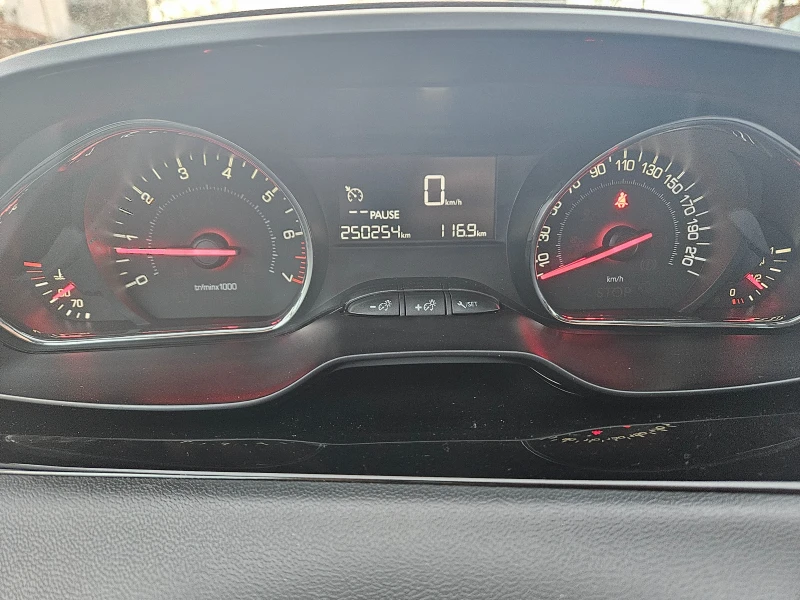 Peugeot 208 1.2i бензин , снимка 10 - Автомобили и джипове - 53469544