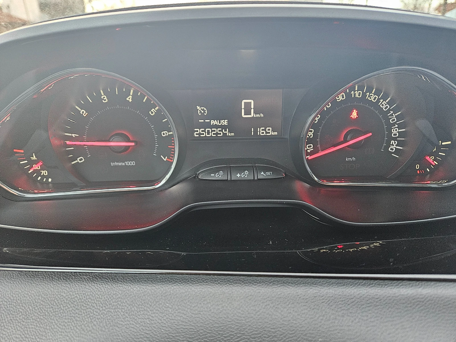 Peugeot 208 1.2i бензин  - изображение 10