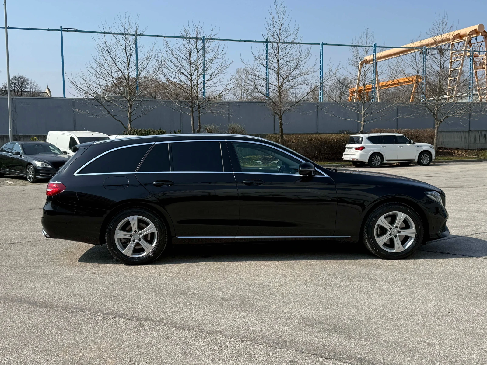 Mercedes-Benz E 220 AMG 4Matic Digital , снимка 5 - Автомобили и джипове - 53875587