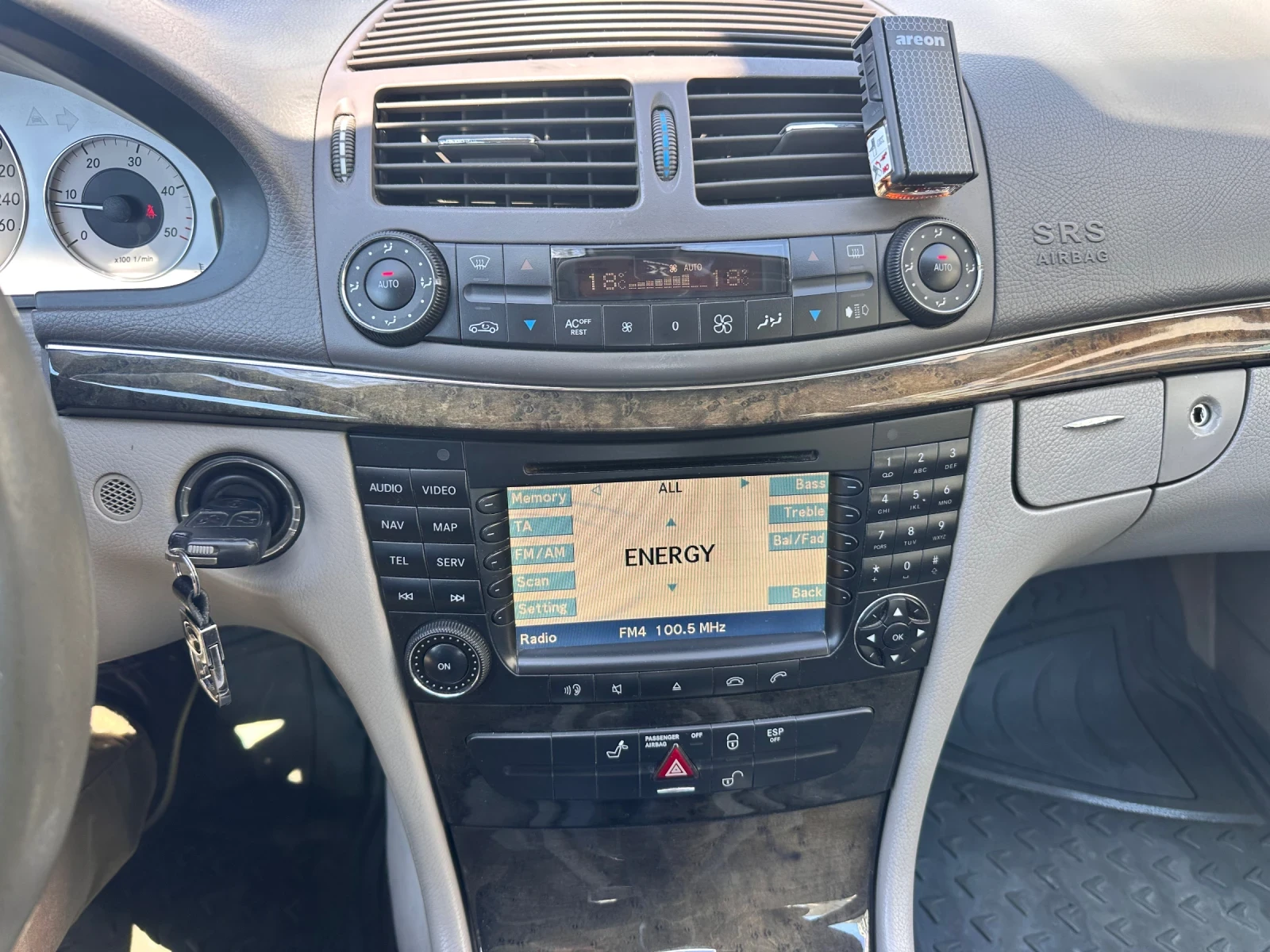 Mercedes-Benz E 270 2.7 CDI, снимка 5 - Автомобили и джипове - 54098182