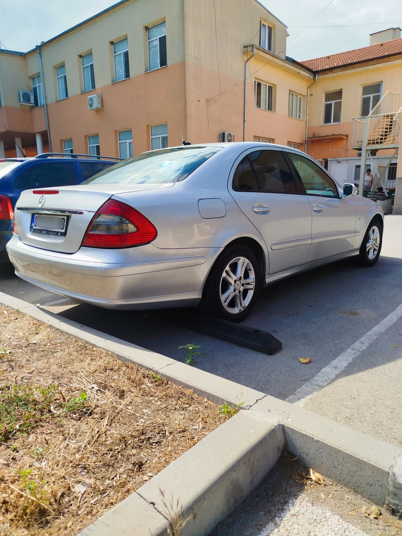 Mercedes-Benz E 200 Facelift , снимка 4 - Автомобили и джипове - 55218351