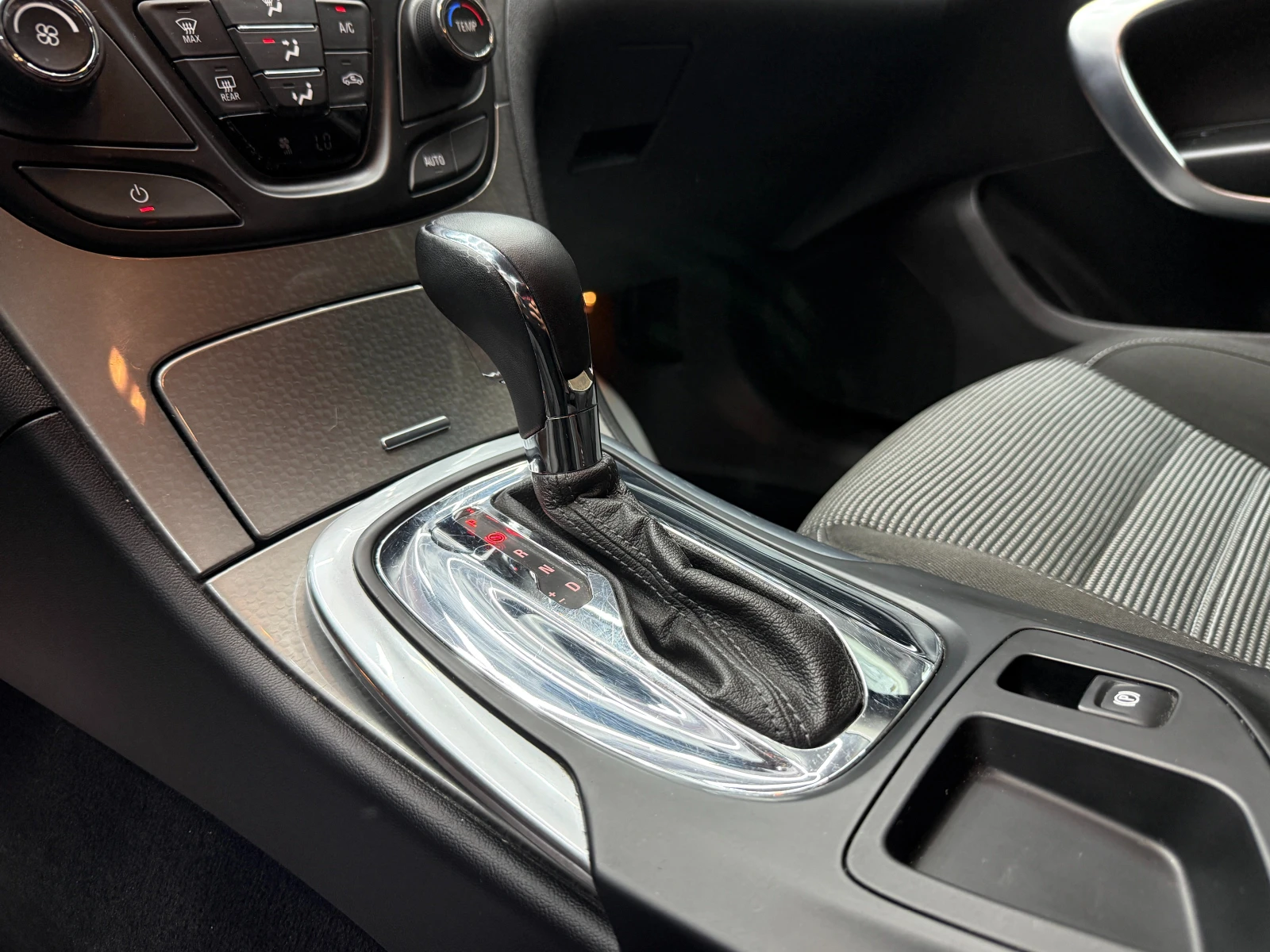 Opel Insignia 2.0d 170 к.с., снимка 10 - Автомобили и джипове - 55752011