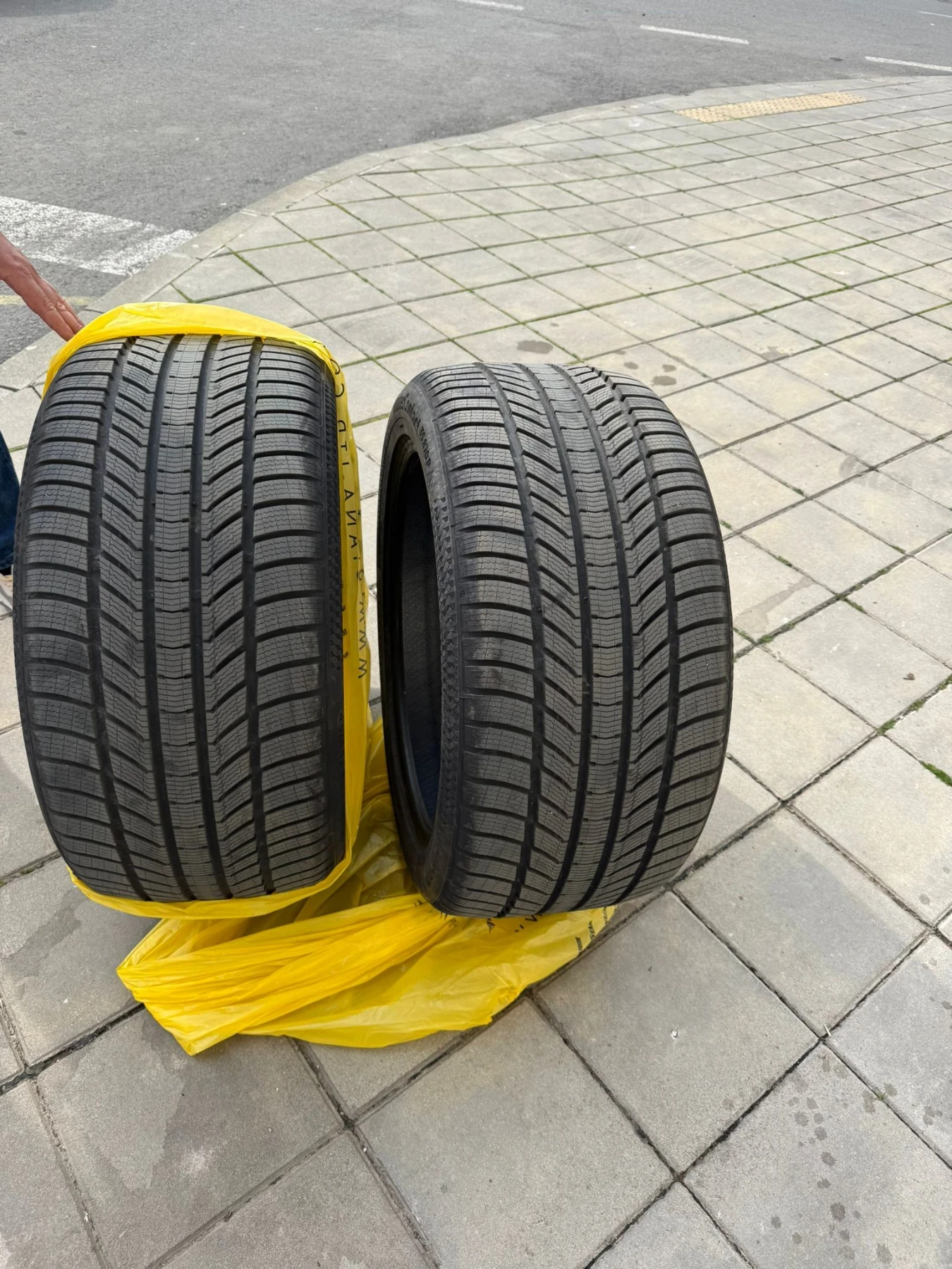 Гуми Зимни 315/40R21, снимка 6 - Гуми и джанти - 54073679