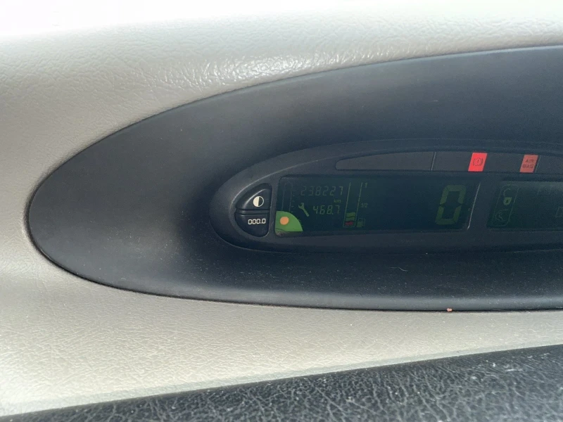 Citroen Xsara picasso 2.0HDI, снимка 10 - Автомобили и джипове - 52617218