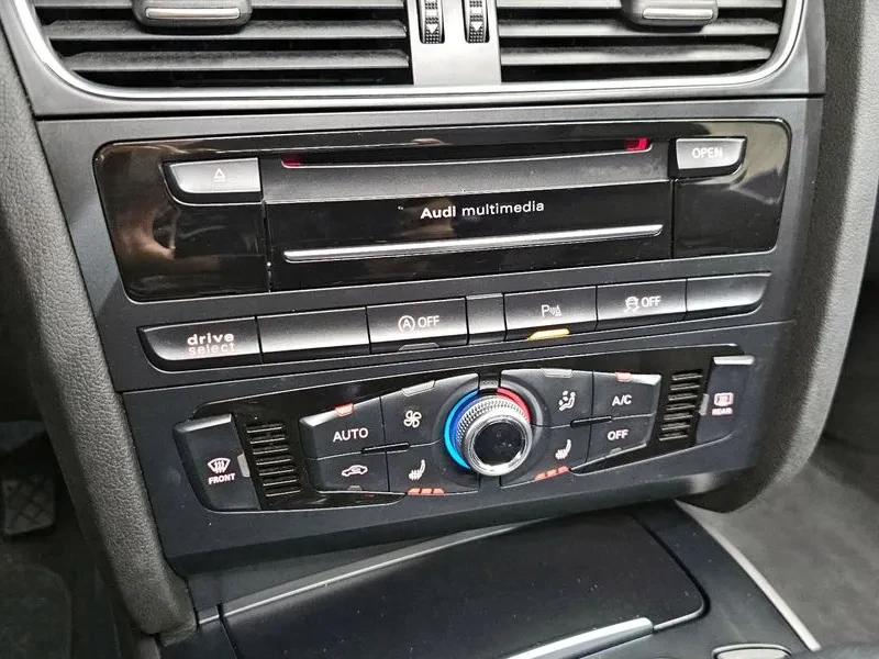 Audi A4 2.0 TDI Dynamic B8, снимка 17 - Автомобили и джипове - 53270021