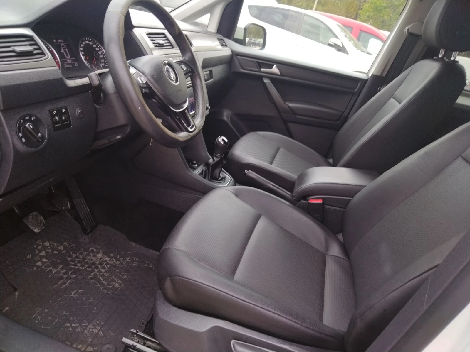 VW Caddy 102 к.с, темпомат, 5 места, инвалидна рампа - изображение 9