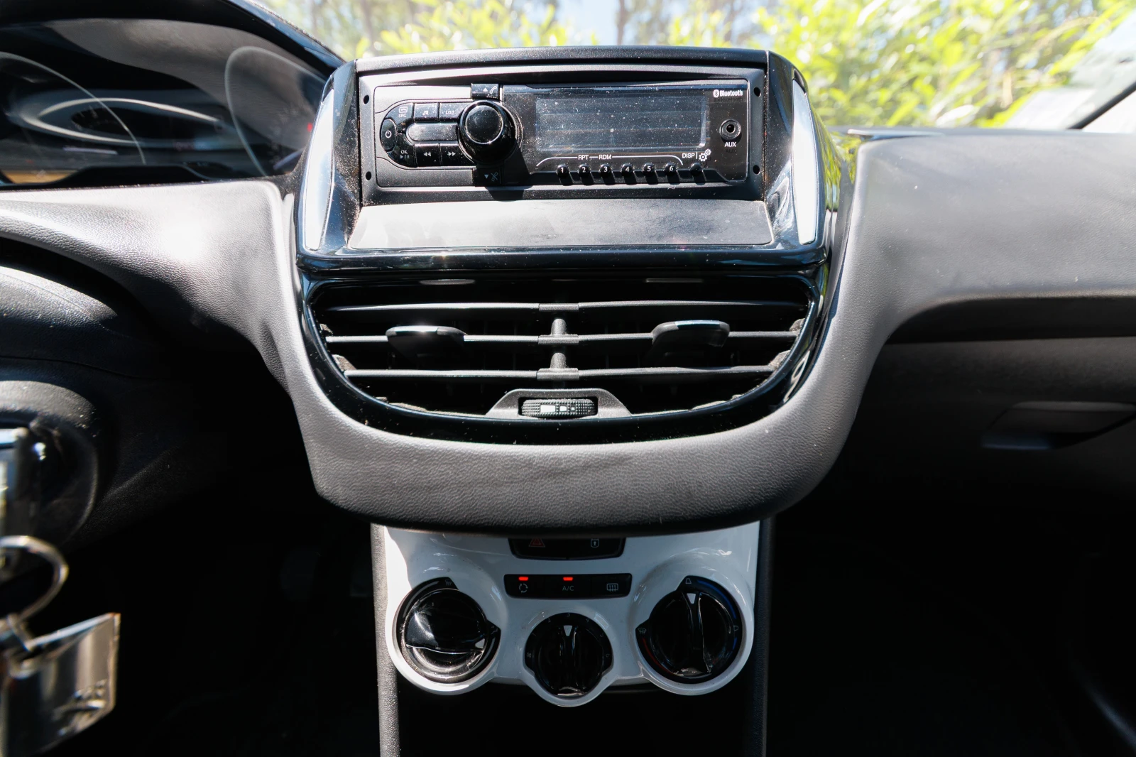 Peugeot 208, снимка 12 - Автомобили и джипове - 54213229