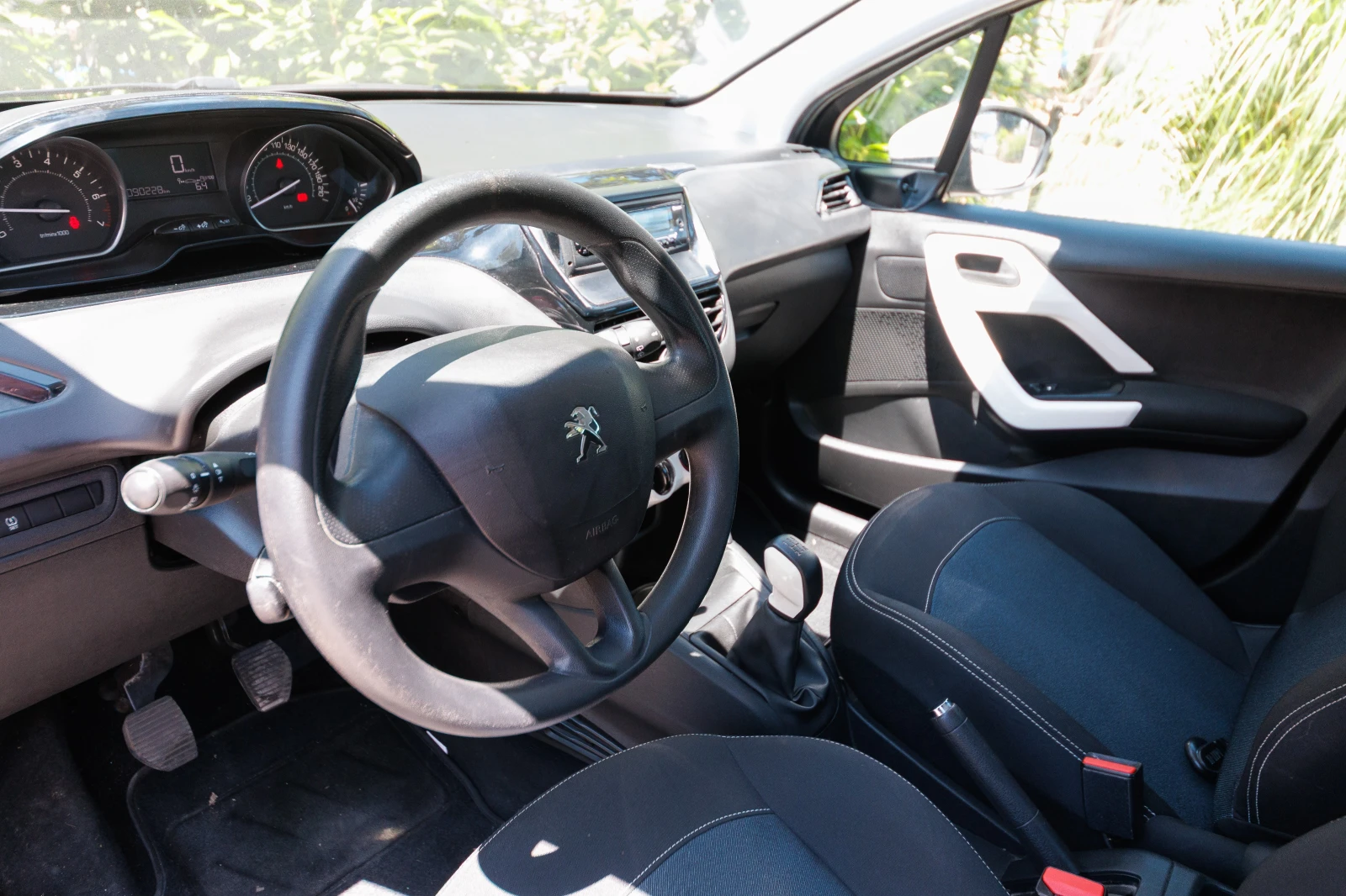 Peugeot 208, снимка 13 - Автомобили и джипове - 54213229