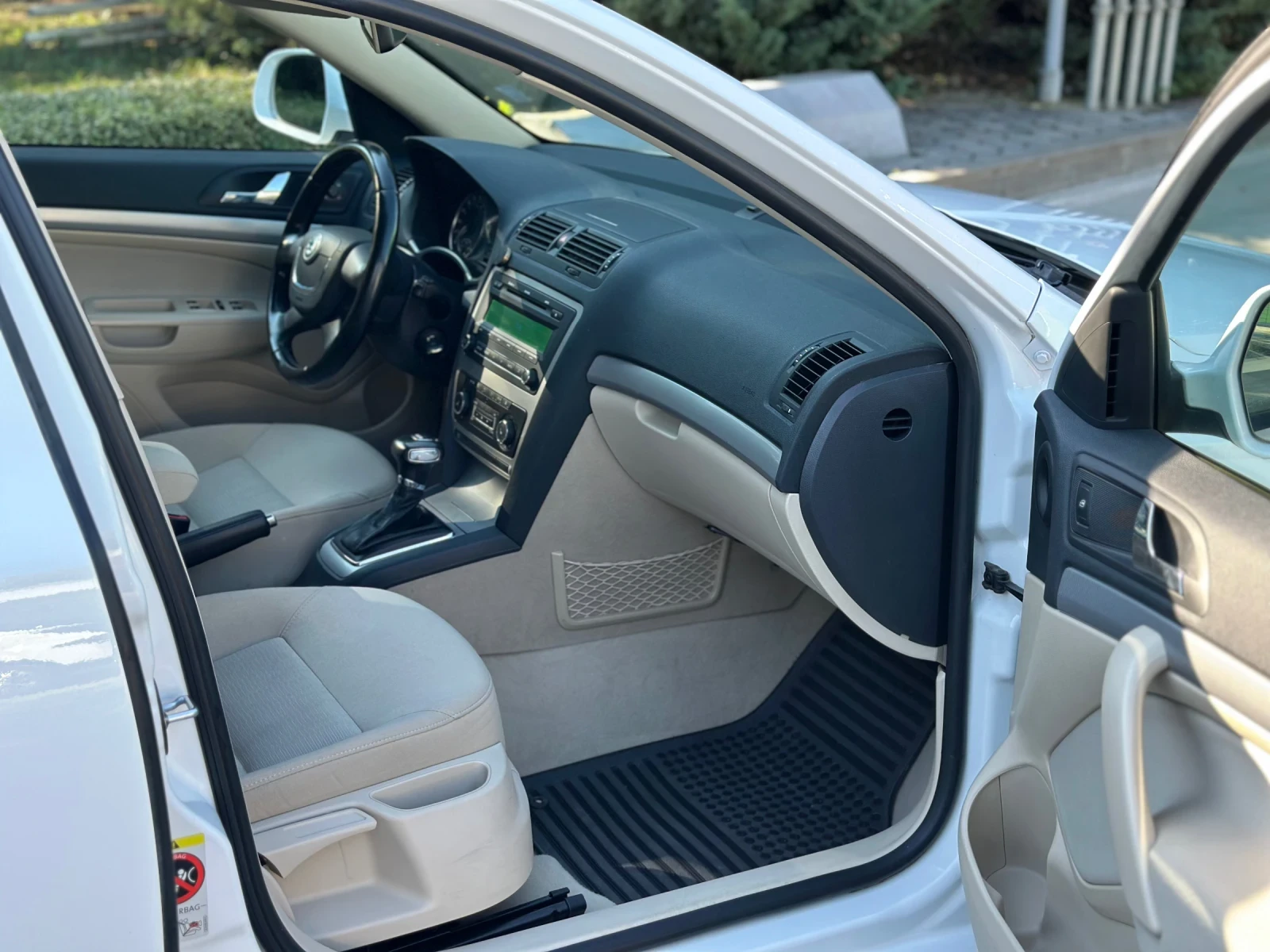 Skoda Octavia 2.0 TDI автоматик , снимка 13 - Автомобили и джипове - 55273442