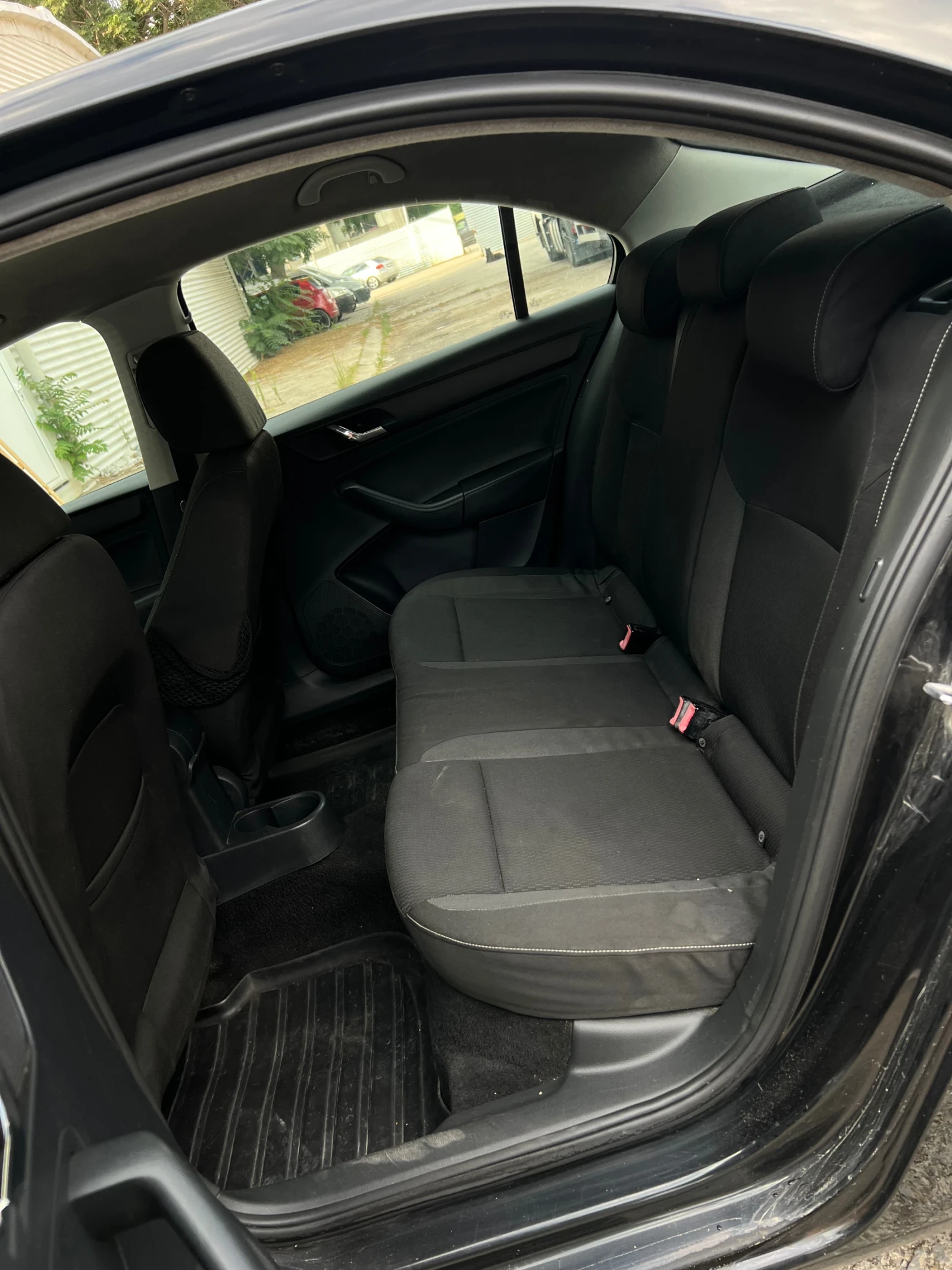 Skoda Rapid 1.6TDI 105кс, снимка 11 - Автомобили и джипове - 55588948