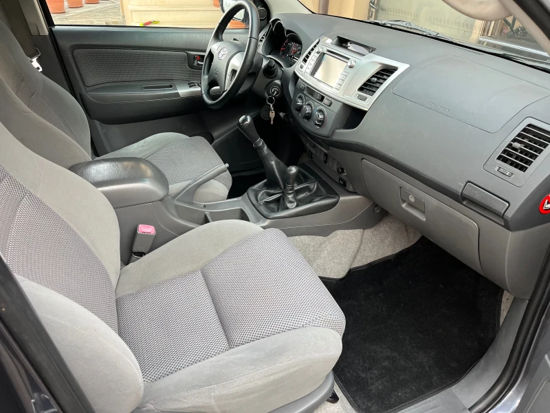 Toyota Hilux 2.5 D-4D  УНИКАТ, снимка 6 - Автомобили и джипове - 53438943