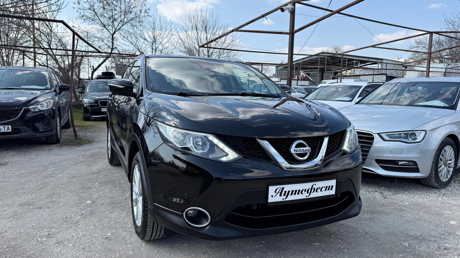 Nissan Qashqai 1.5dci 360KAMEPИ НАВИ СТЪКЛЕН ТАВАН КАМЕРА, снимка 2 - Автомобили и джипове - 53977002