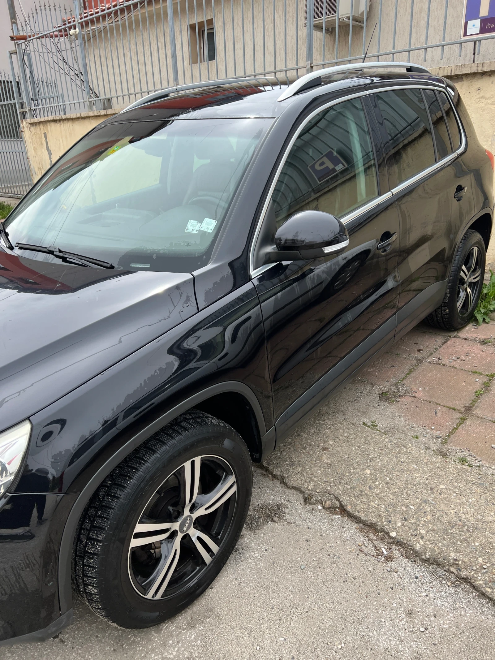 VW Tiguan 2.0 TSI, снимка 2 - Автомобили и джипове - 54179647