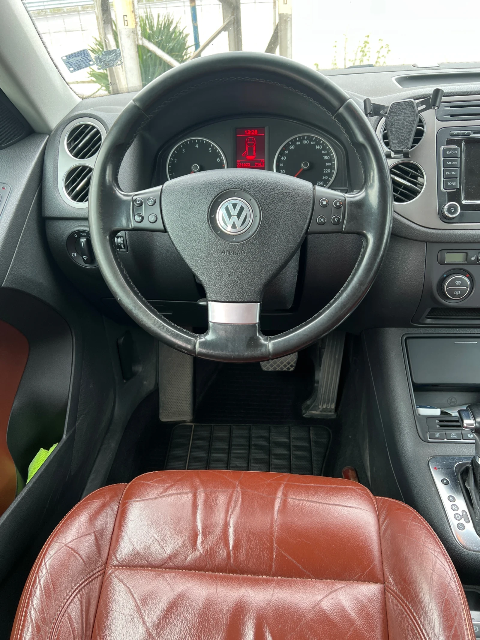 VW Tiguan 2.0 TSI, снимка 10 - Автомобили и джипове - 54179647