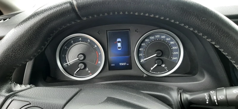 Toyota Corolla 1.6i, снимка 9 - Автомобили и джипове - 49975601