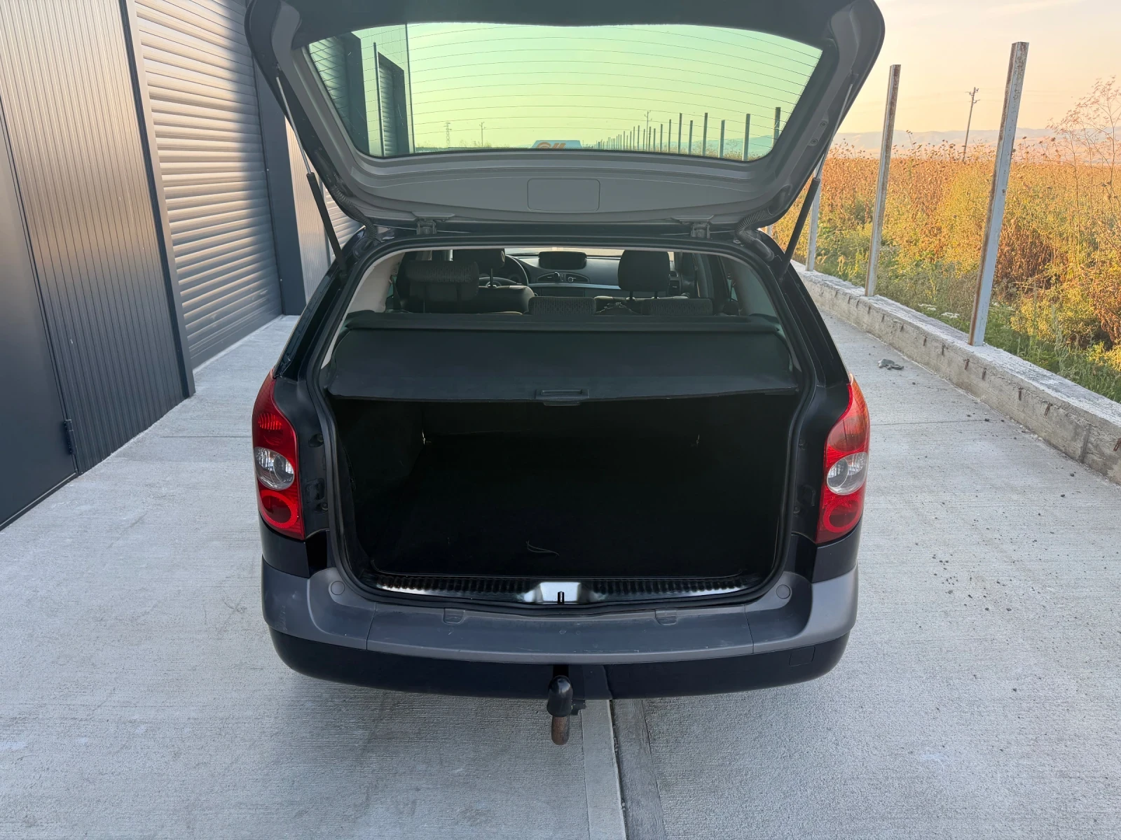 Renault Laguna 1.9 , снимка 6 - Автомобили и джипове - 55303993