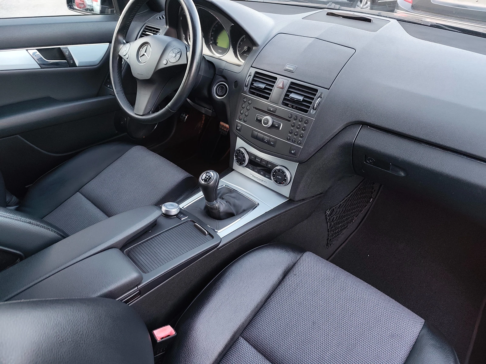 Mercedes-Benz C 180 i AMG. Avantgarde. Bi-Xenon. 2011г. Евро5, снимка 11 - Автомобили и джипове - 55959332