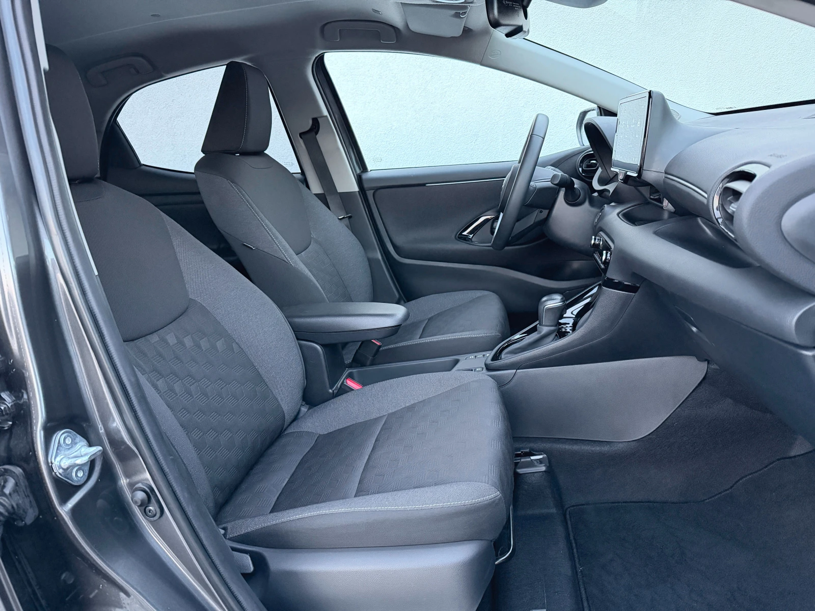 Toyota Yaris HEV 4200km, снимка 14 - Автомобили и джипове - 56509908