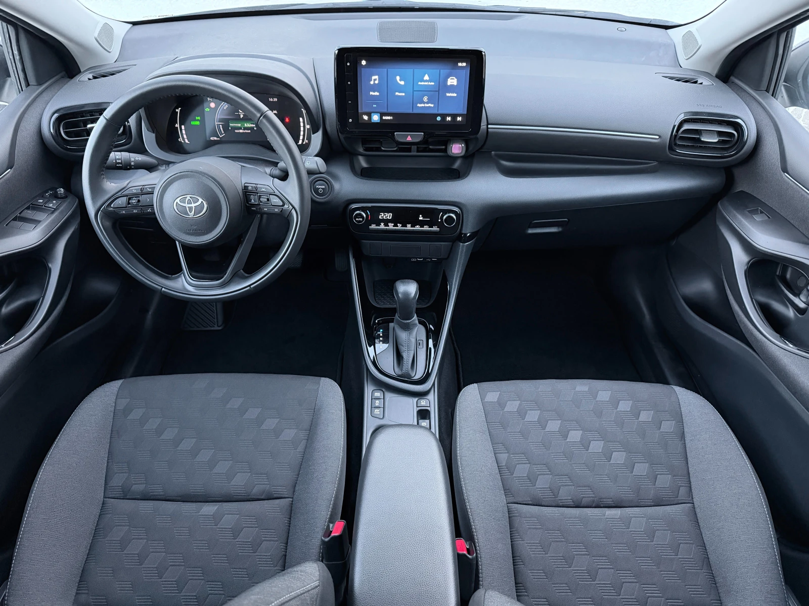 Toyota Yaris HEV 4200km, снимка 7 - Автомобили и джипове - 56509908