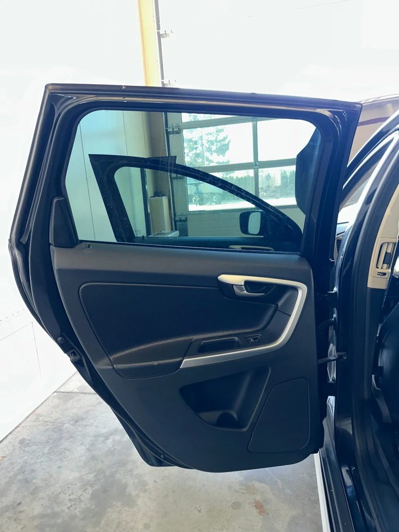 Volvo XC60 R_Desing , снимка 12 - Автомобили и джипове - 52525529