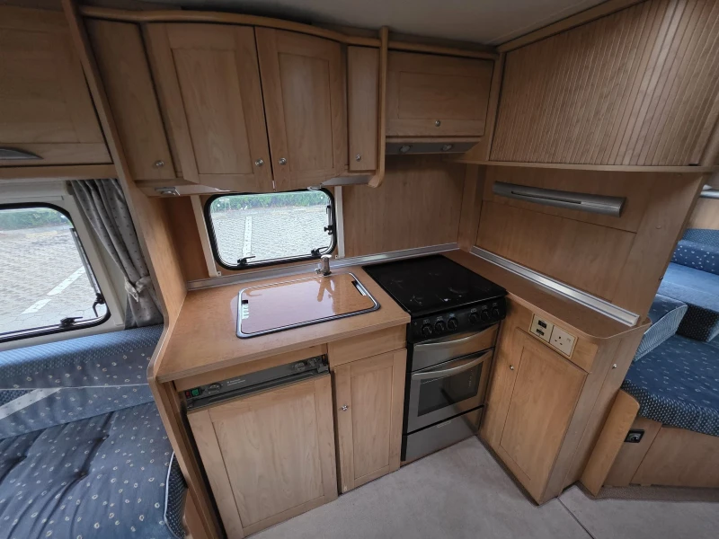 Каравана Burstner, снимка 9 - Каравани и кемпери - 51360123