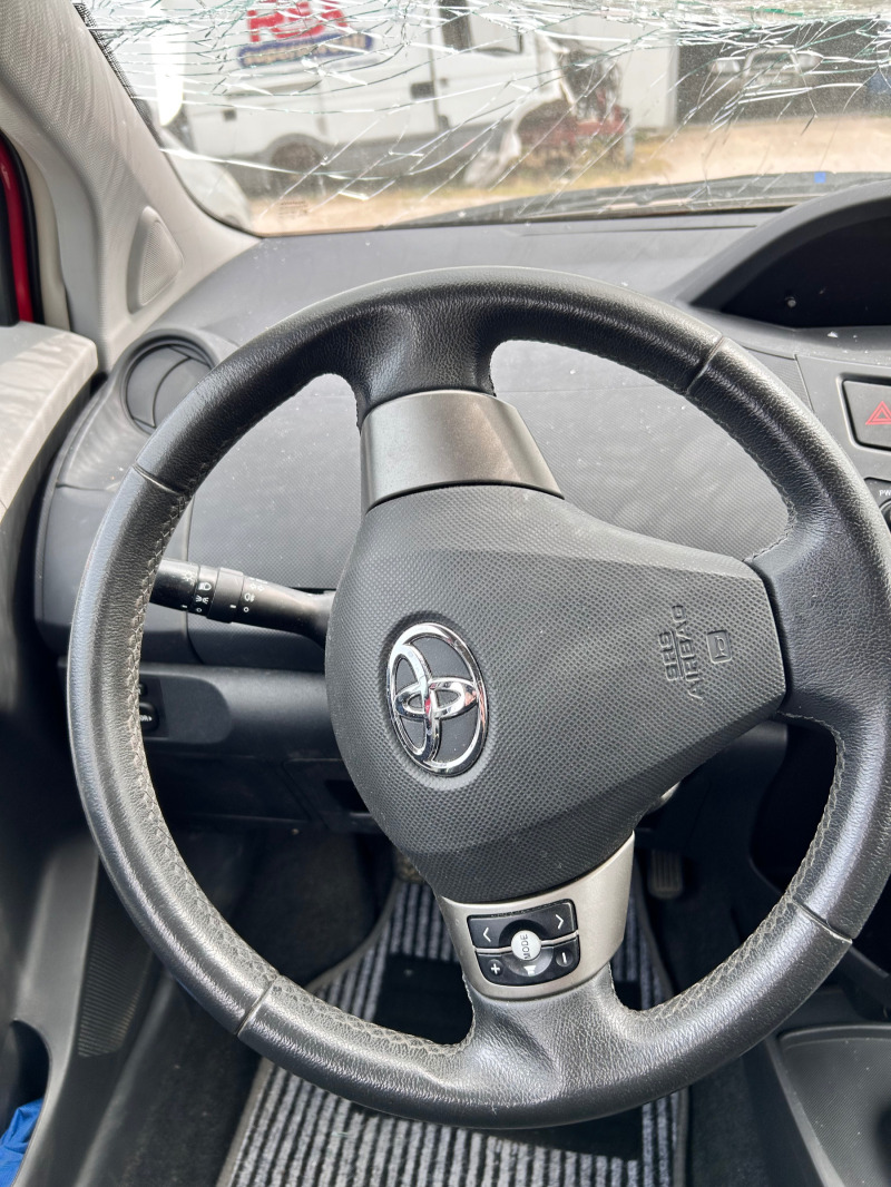 Toyota Yaris 1.0Vvti, снимка 11 - Автомобили и джипове - 45890427