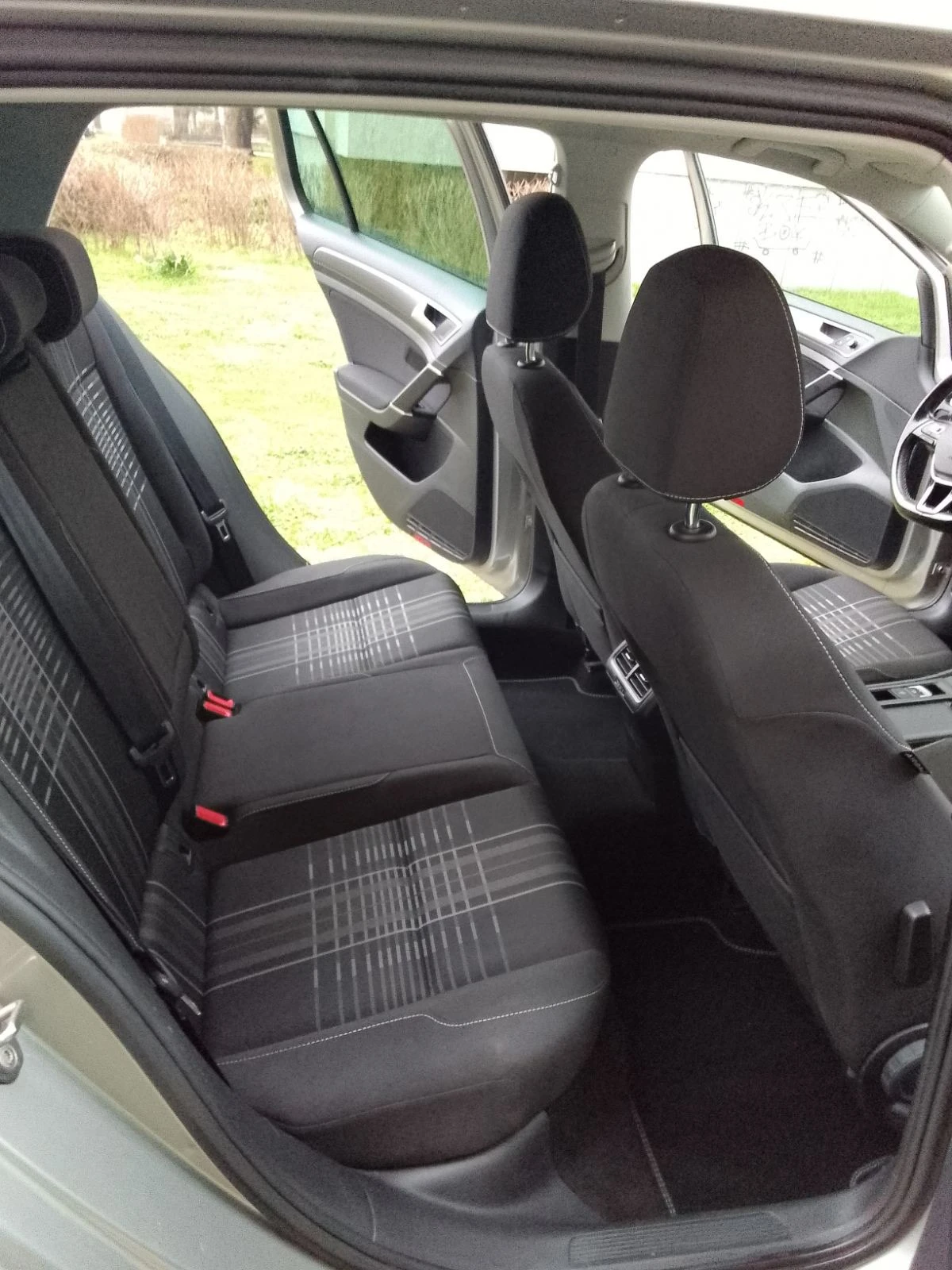 VW Golf 1.6TDI Автоматик Германия, снимка 15 - Автомобили и джипове - 54461394